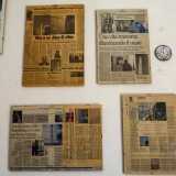 La stanza pare un vero museo, con immagini, articoli di giornale, manuali...